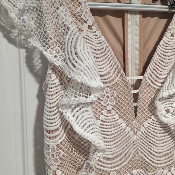 Gorgeous lace over tan lining  slimming - Picture 5 of 8